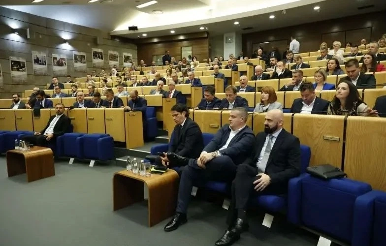 Kako je administracija FBiH 'pojela' 22,5 milijuna maraka za godinu dana?